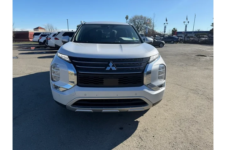$23500 : Mitsubishi Outlander 2024 SE image 8