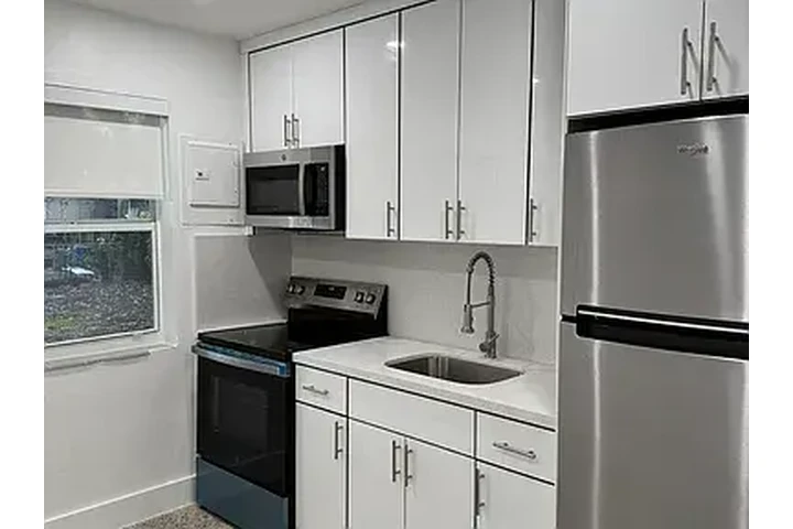 $2000 : 2bed available now image 2