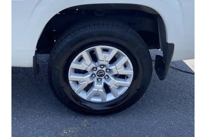 Nissan Frontier 2023 4x4 SV image 9