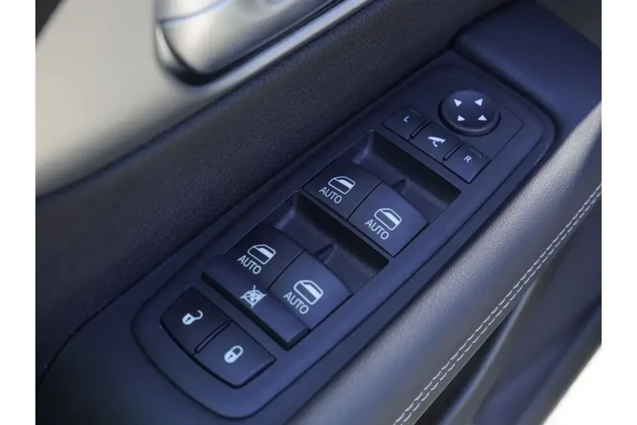 $38740 : Chrysler Pacifica 2024 AWD L image 9