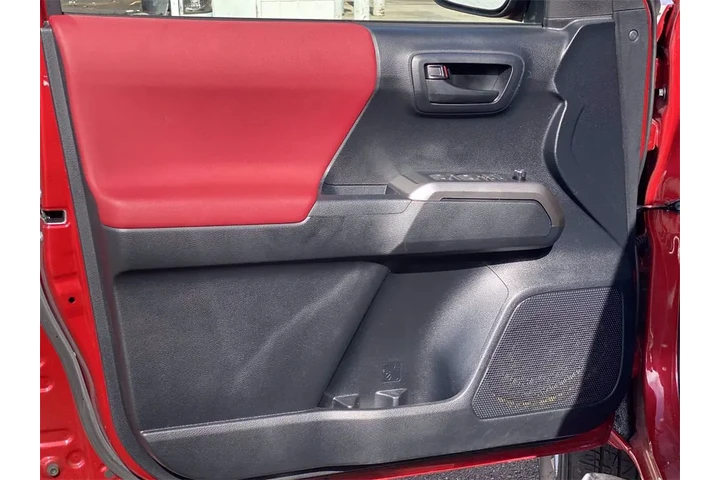 $18000 : 2018 Toyota Tacoma SR5 image 8