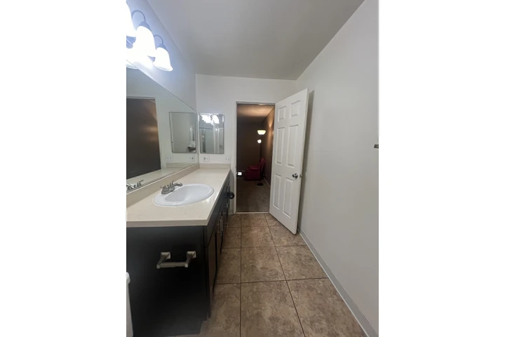 $1650 : Master Room For Rent image 8