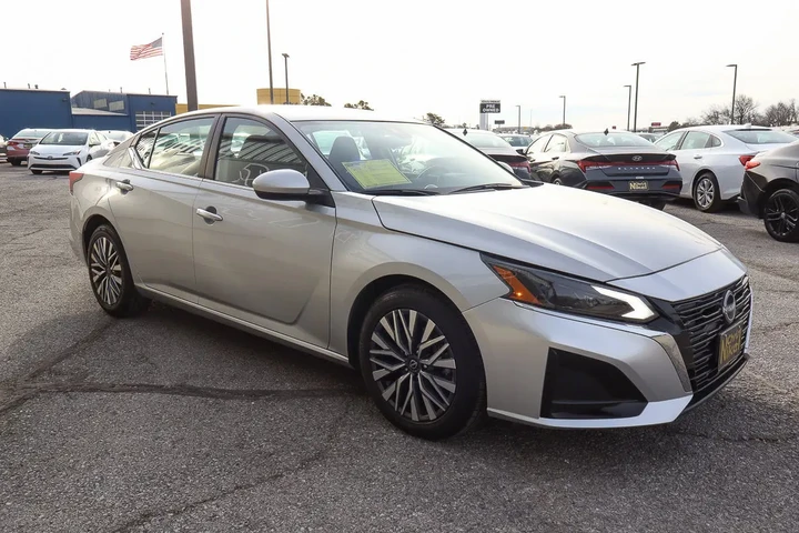 $17288 : 2023 Altima 2.5 SV Sedan image 3