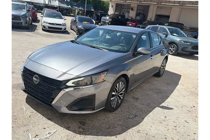 $14423 : Nissan Altima 2023 2.5 SV 4d image 3