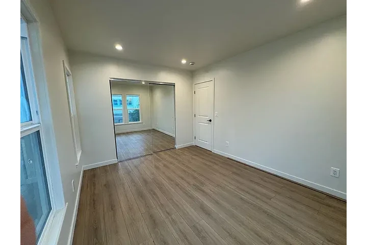 $900 : This well-maintained 2-bedroom image 7
