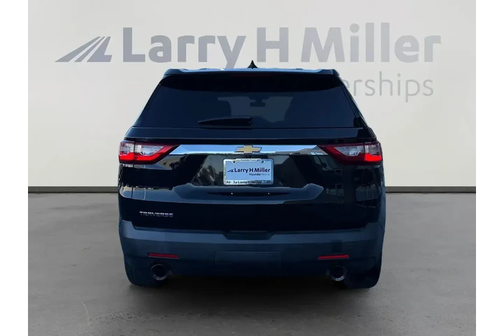 Chevrolet Traverse 2021 LS 4 image 4