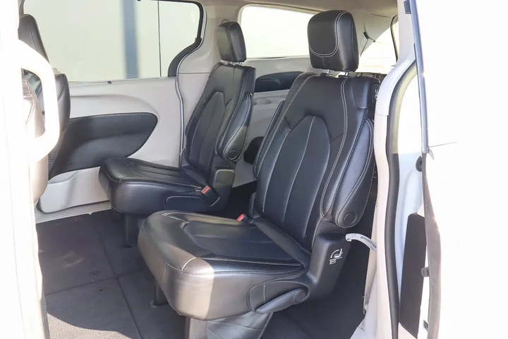 $22188 : 2023 Pacifica Touring L FWD image 8