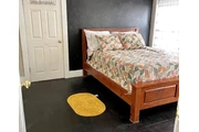 The home includes 4 bedrooms, en Los Angeles