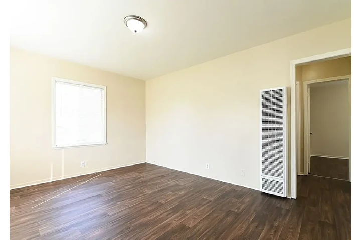 $1050 : renovated charming 2 bedroom image 3