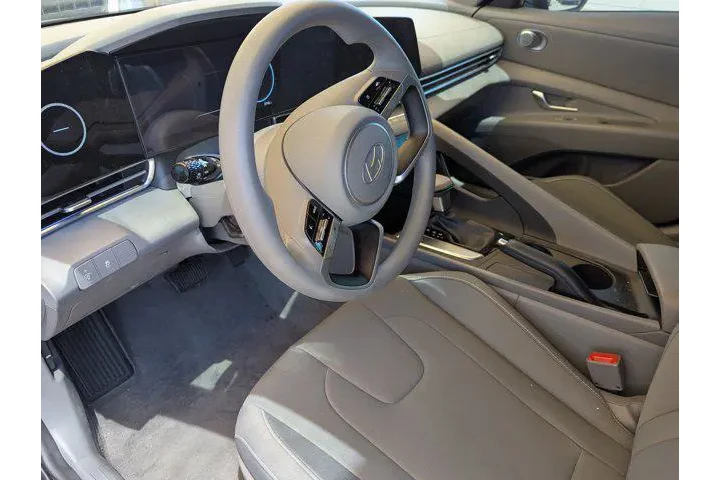 $20451 : Hyundai ELANTRA 2024 SEL 4dr image 8