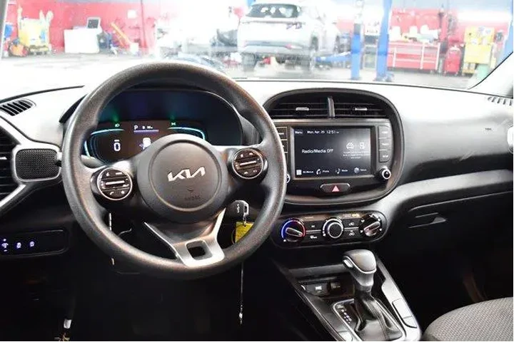 $16694 : Kia Soul 2024 LX 4dr Crossov image 9
