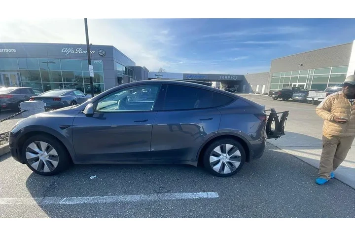 $27777 : Tesla Model Y 2022 AWD Long image 1