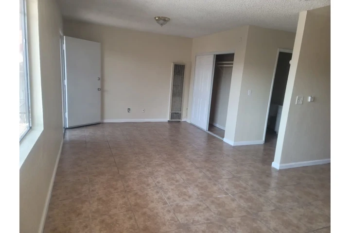 $1200 : 0/1 140 e. Manchester ave. image 3