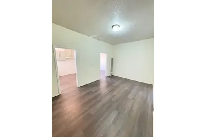 $1750 : 1 BED APT IN HUNTINGTON PARK image 4