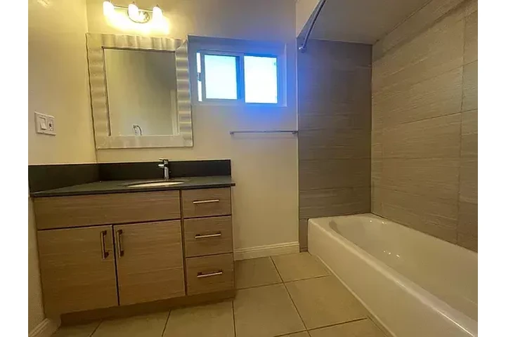 $1100 : Newport Beach 1 dormitorio 1 b image 4