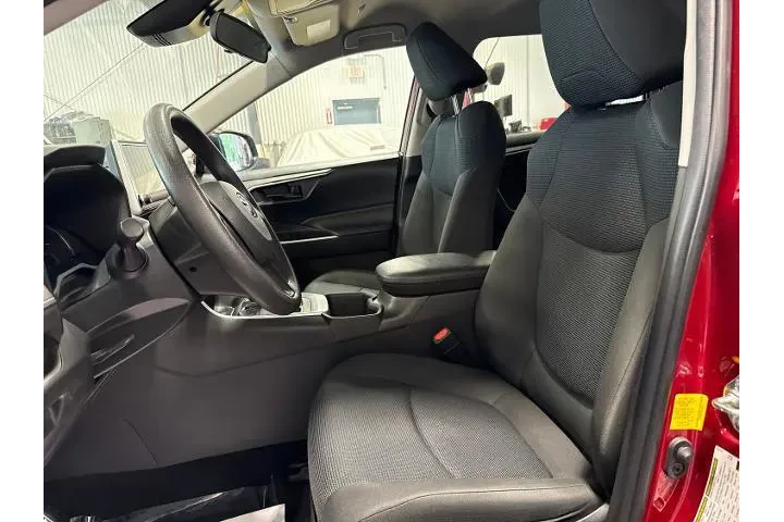 $30500 : Toyota RAV4 2023 AWD LE 4dr image 5