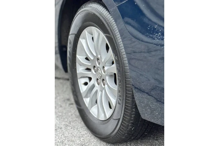 2012 Sienna XLE 7-Passenger A image 7