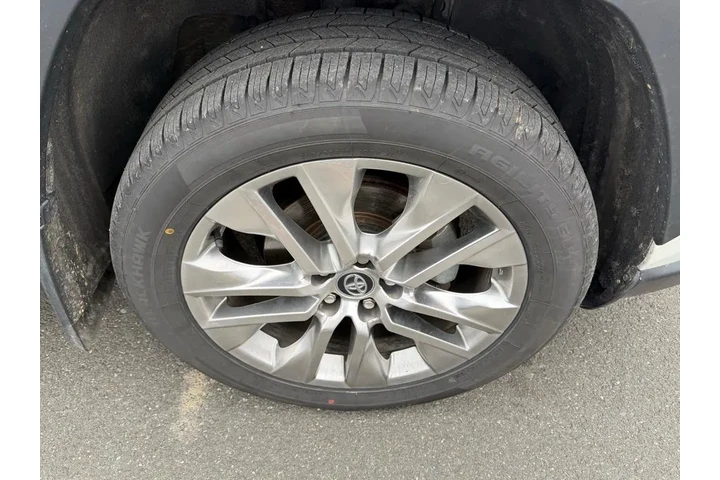 $27999 : Toyota RAV4 2021 AWD XLE Pre image 10