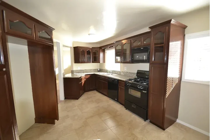 $2300 : Available 3Bed 2Bat in LA image 2