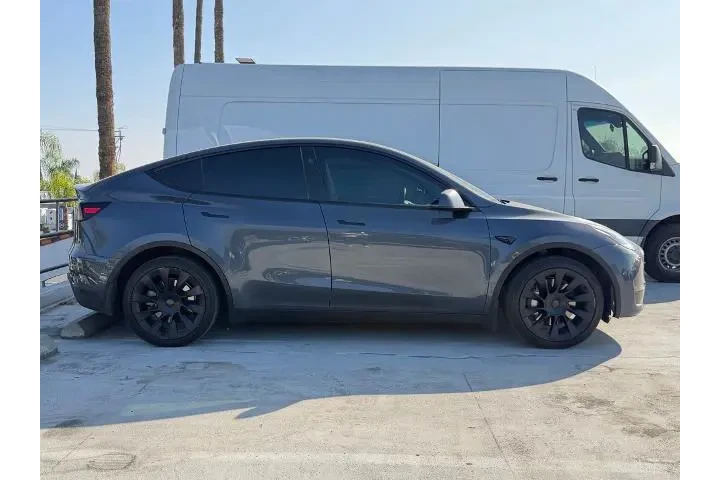 $27888 : Tesla Model Y 2023 AWD 4dr C image 4