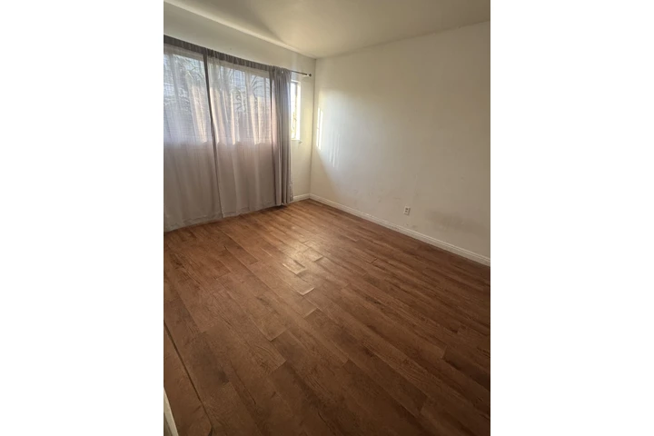 $800 : Se renta recamara image 2