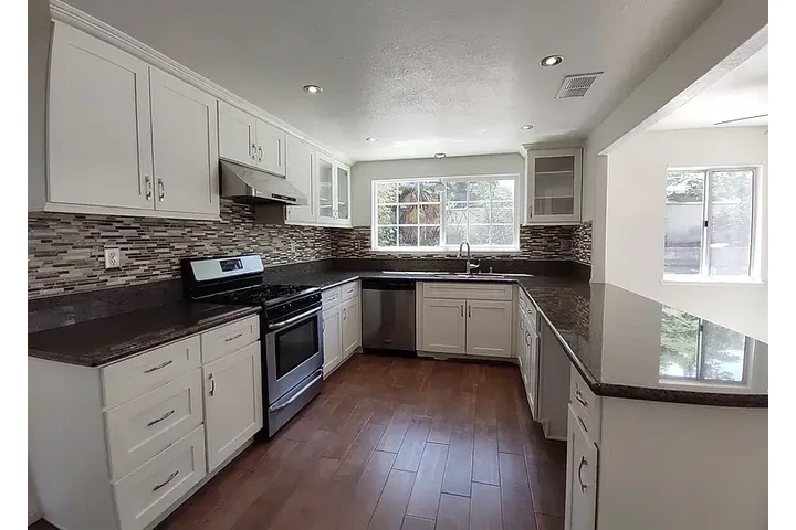 $2570 : HOUSE RENT IN RIVERSIDE CA image 6