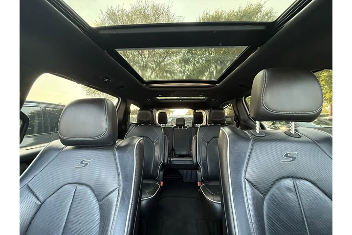 $16790 : 2018 Pacifica Limited image 4