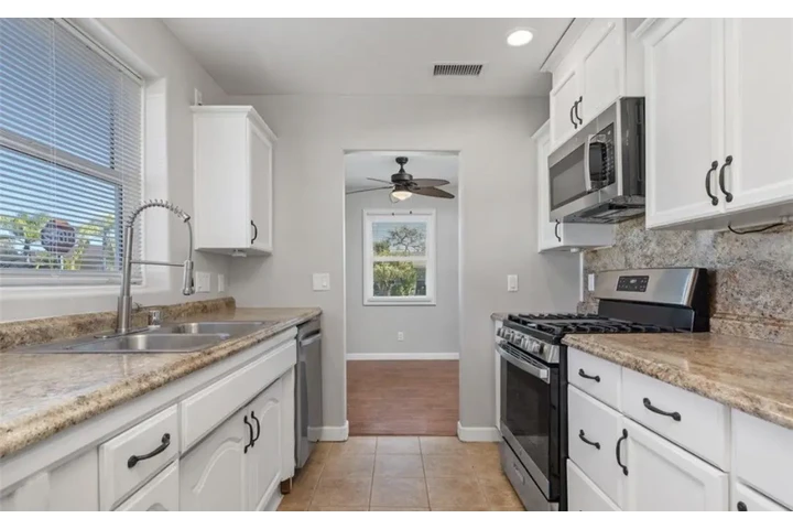 $2400 : Spacious 3 Bedroom Home in image 5