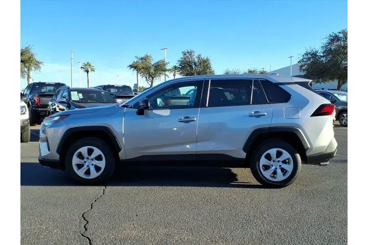 $26900 : Toyota RAV4 2024 AWD LE 4dr image 2