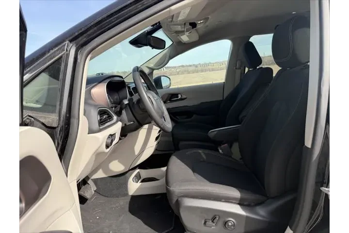 $24400 : Chrysler Voyager 2023 LX 4dr image 3