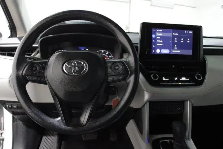 $27998 : Toyota Corolla Cross 2024 L image 8