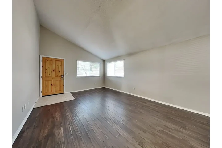 $2400 : 3 Bedroom home Available in LA image 2