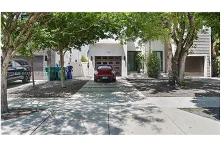 $11000 : Rental property with 3 bedro image 1