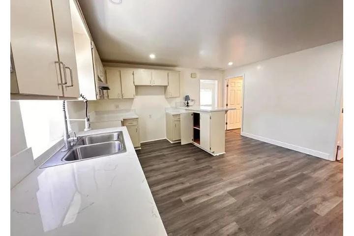 $2500 : 3 Bedroom House  in Koreatown image 2