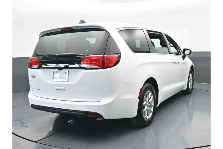 $39740 : Chrysler Voyager 2026 LX 4dr image 5