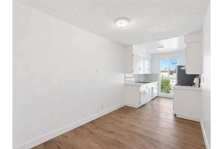 $2470 : ¡Recientemente Renovado! image 7