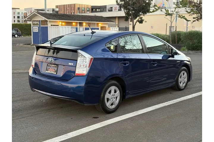 $10988 : 2011 Prius II image 6