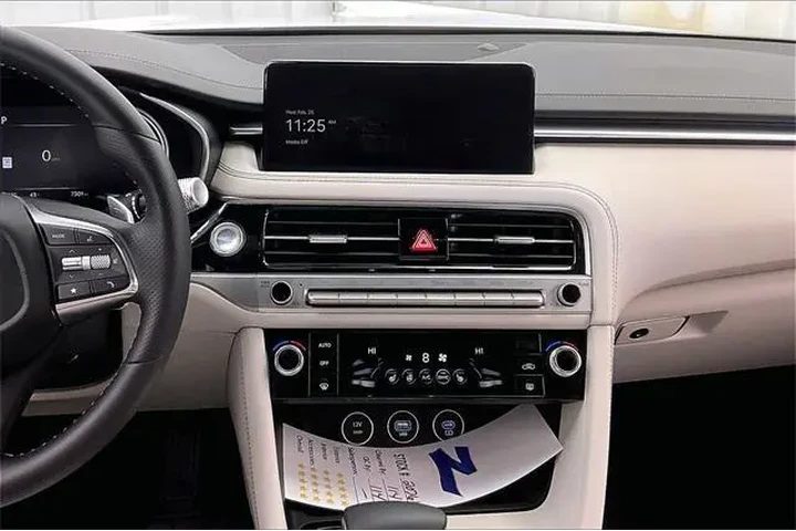 $35990 : Genesis G70 2025 2.5T Standa image 6