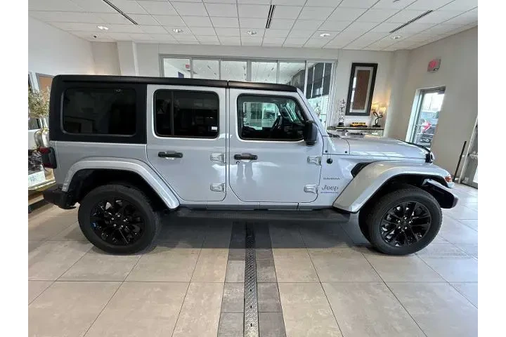 $29442 : Jeep Wrangler 2023 4x4 High image 2