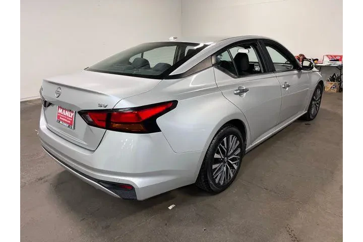 $17957 : Nissan Altima 2023 2.5 SV 4d image 3