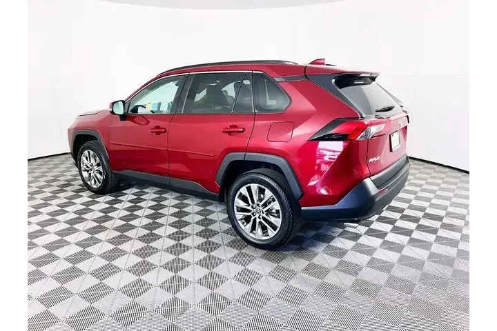 $31500 : Toyota RAV4 2023 XLE Premium image 5