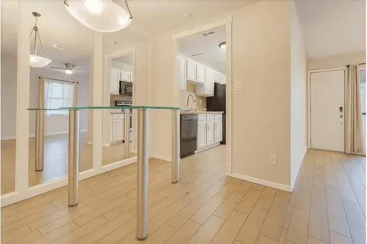 $1500 : 2 bed 2.5 bath available image 3