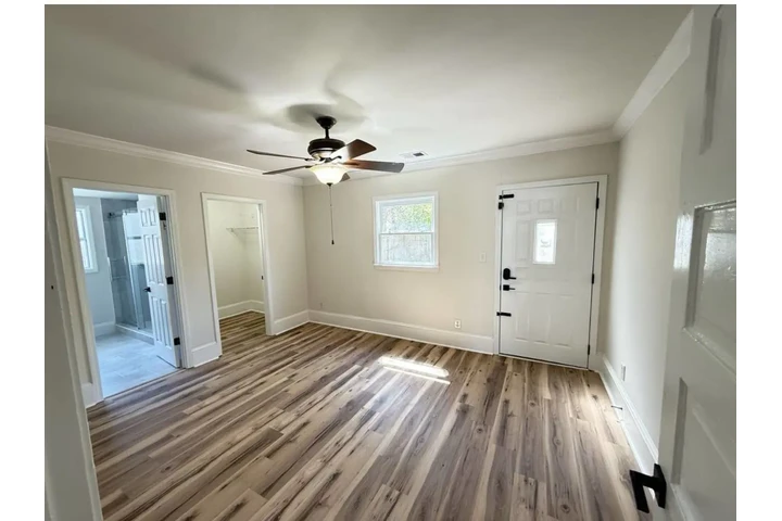 $1800 : Single Residence image 4