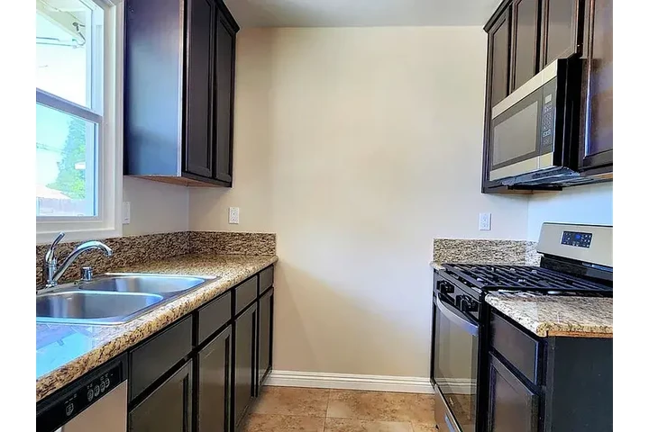 $800 : Beautiful recently remodeled image 4