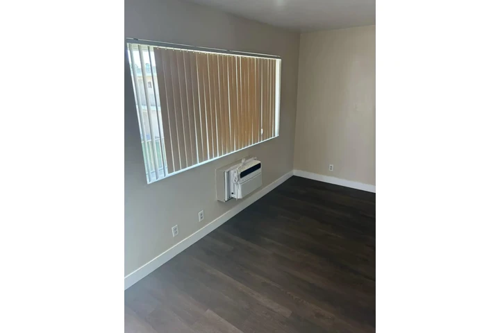 $1395 : ESTUDIO DE RENTA EN RIVERSIDE! image 1