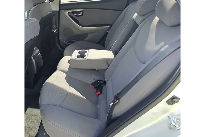 2016 Elantra SE image 9