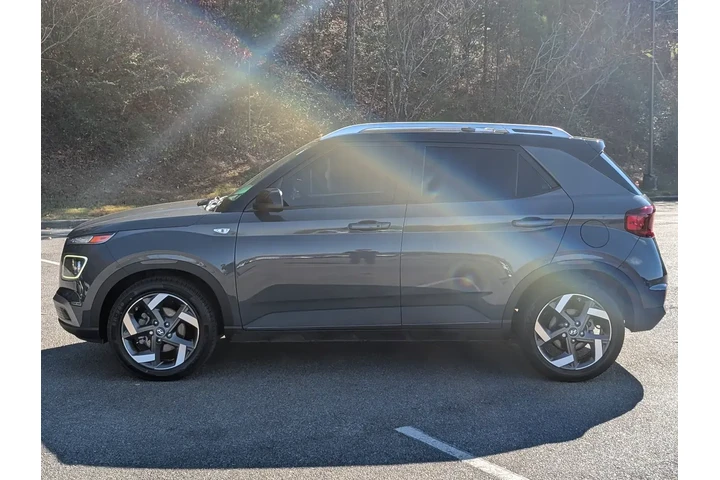 $19995 : Hyundai VENUE 2024 SEL 4dr C image 6