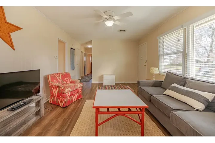 $1150 : YOUR HOME image 3