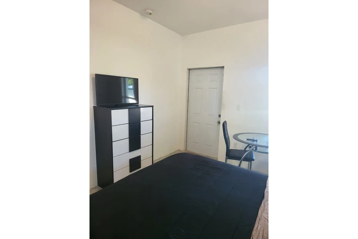 $950 : CUARTO/Entrada privada. image 4