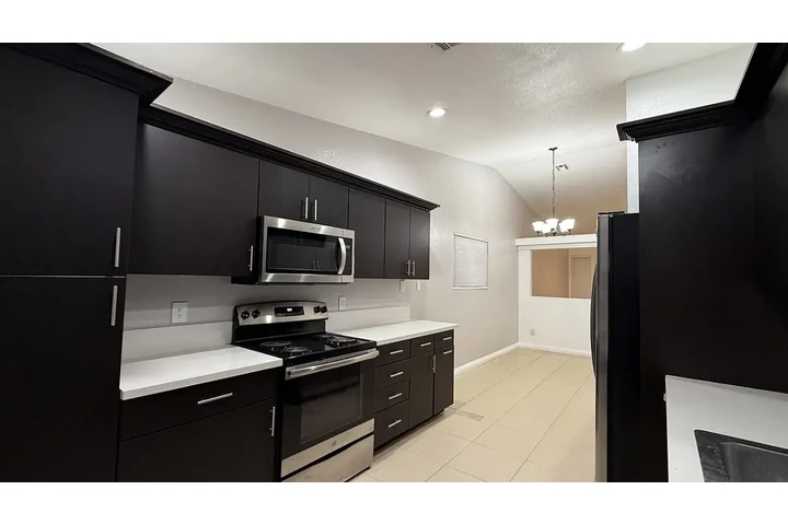 $1000 : spacious  3-bedroom home image 3